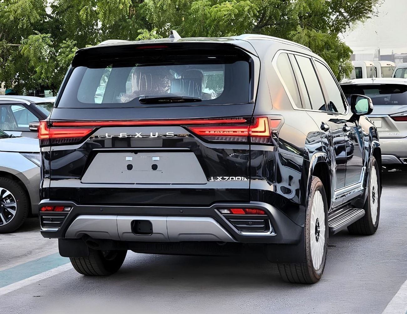 لكزس LX 700h VIP لكزس LX700 بمقاعد هجينة || كاملة المواصفات | بنزين، محرك V6 سعة 3.5 لتر، دفع رباعي (الرمز L7V) أسود،