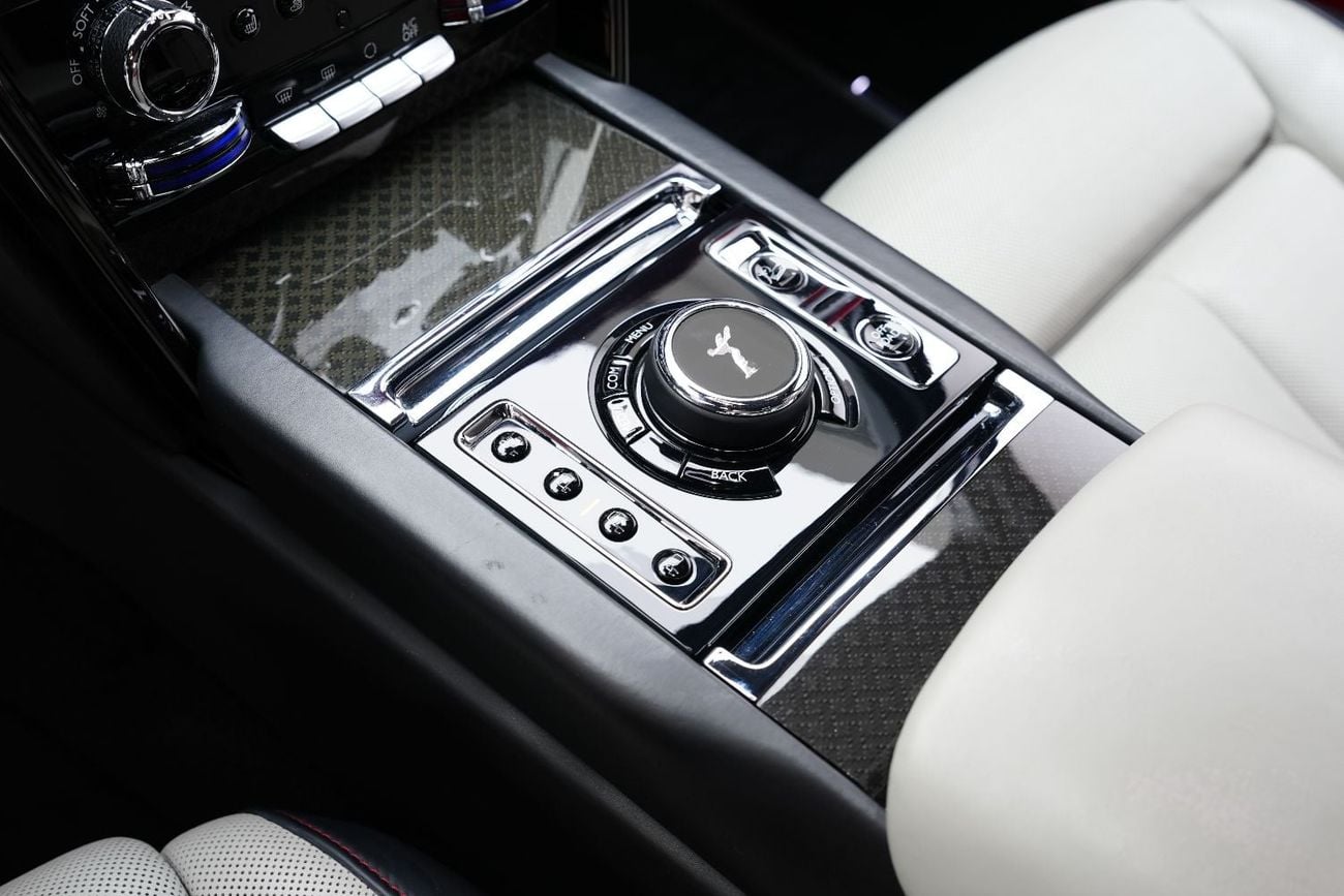 Rolls Royce Cullinan BLACK BADGE , FACELIFT, Rear VIP Seats w/ Screens, Starlight, Bespoke Audio, GCC Specs!