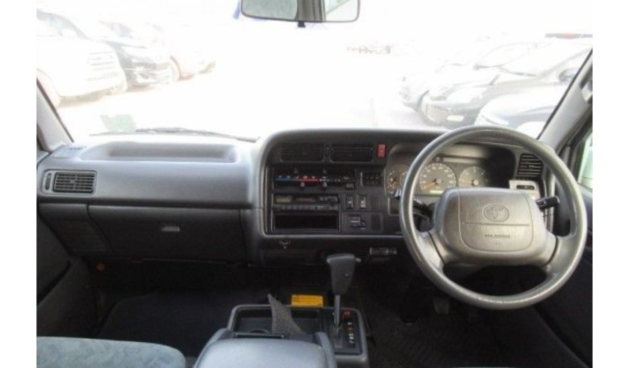 تويوتا هاياس Toyota Hiace Van Right Hand Drive (Stock PM 826)