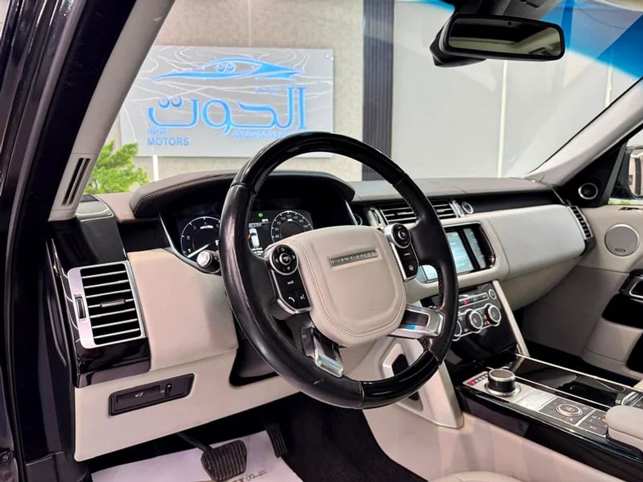 Land Rover Range Rover Supercharged 5.0L SUPERCHARGED VOGUE V8 || GCC II FULLY LOADED || PERFECT CONDITION || 98k