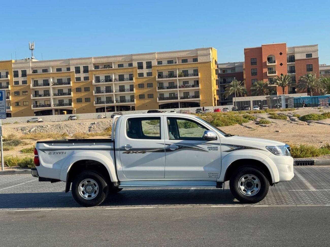 Toyota Hilux GLX Toyota Hilux 2015Model 2.7L petrol Engine v4 4x4 colour white Transmission Automatic Interior.gr