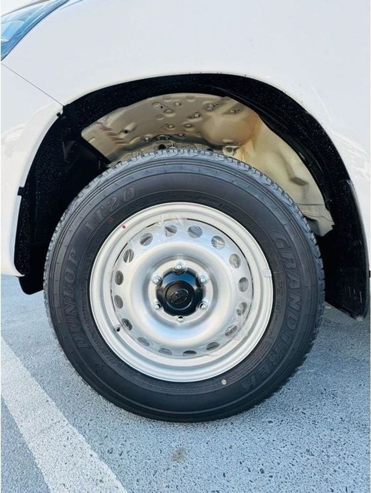 Toyota Hilux TOYOTA HILUX 2.7L PETROL BASIC OPTION WHITE 2025