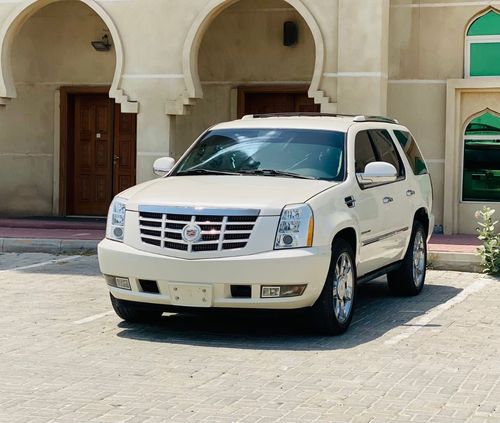 كاديلاك إسكالاد بريميوم السياره بحاله ممتازه جدا لا تحتاج إلى أي مصاريف
