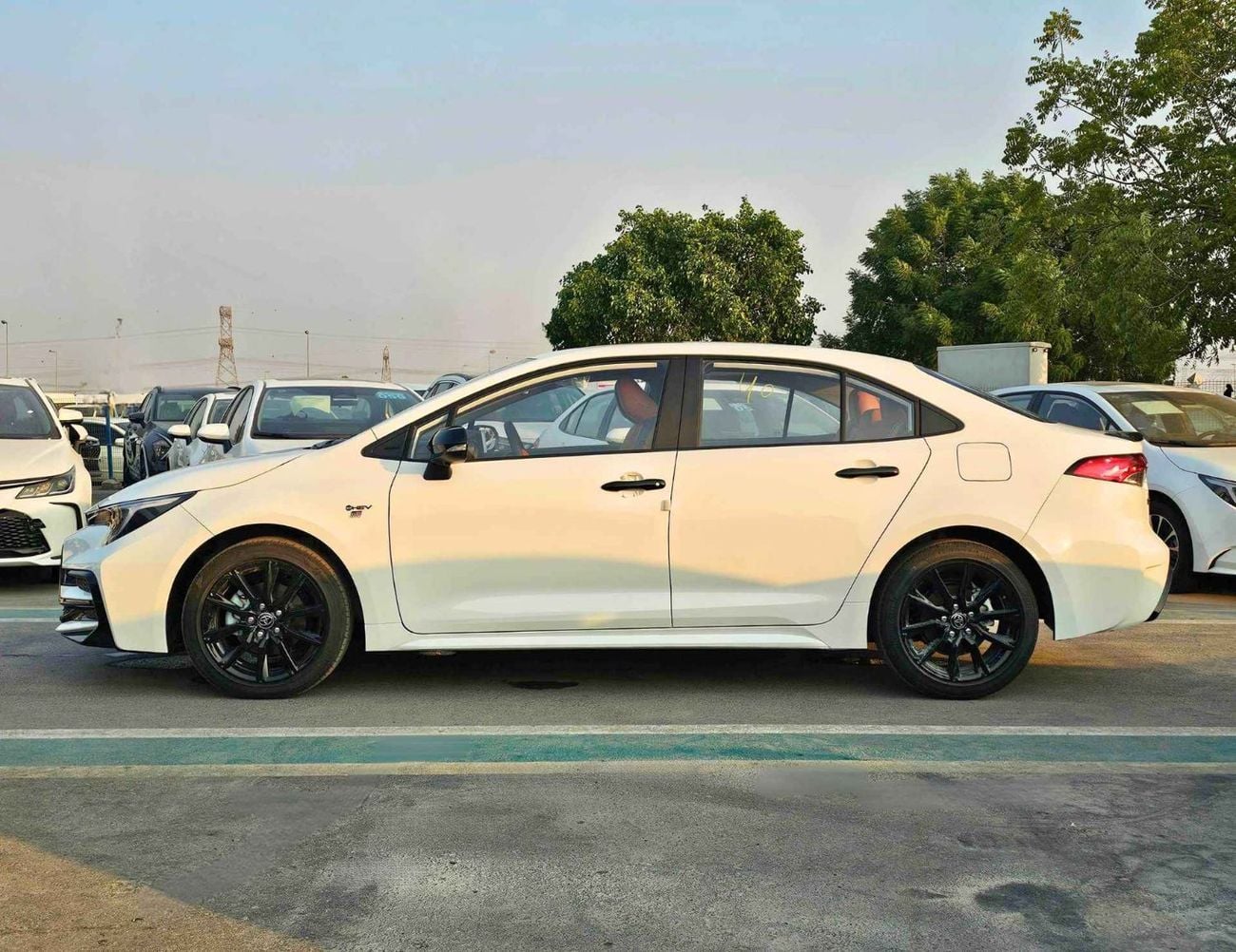 تويوتا ليفين GR SPORTS HYBRID / 1.8L V4 / 360*CAMERA / LEATHER SEATS / SUNROOF (CODE # TLHGR)