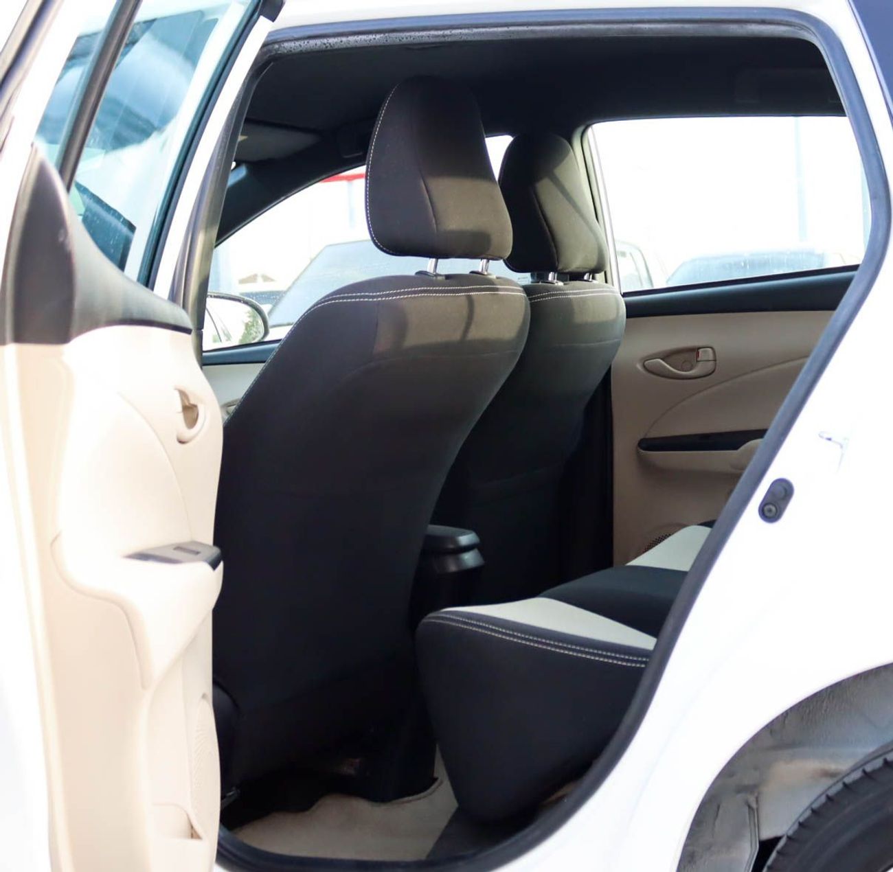 تويوتا يارس سيارة تويوتا ياريس SE (XP130) موديل 2019، هاتشباك بخمسة أبواب، محرك بنزين سعة 1.3 لتر، ناقل حركة أوت