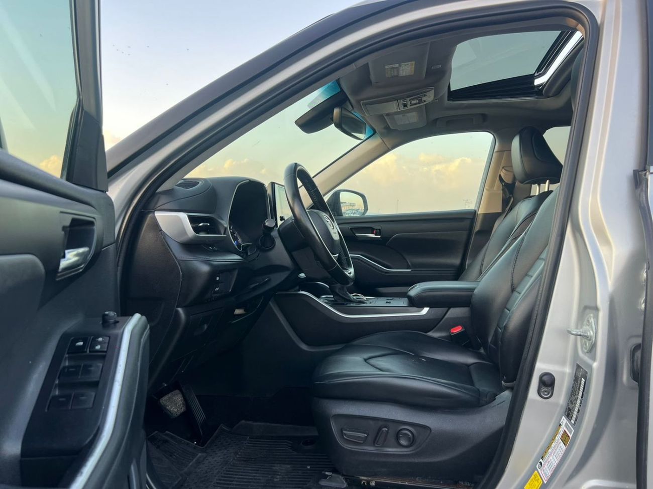 Toyota Highlander 2023 Toyota Highlander Hybrid XLE Full Option - 2.5L V4 - AWD 4x4 - Rear Camera - Sunroof- Leather s