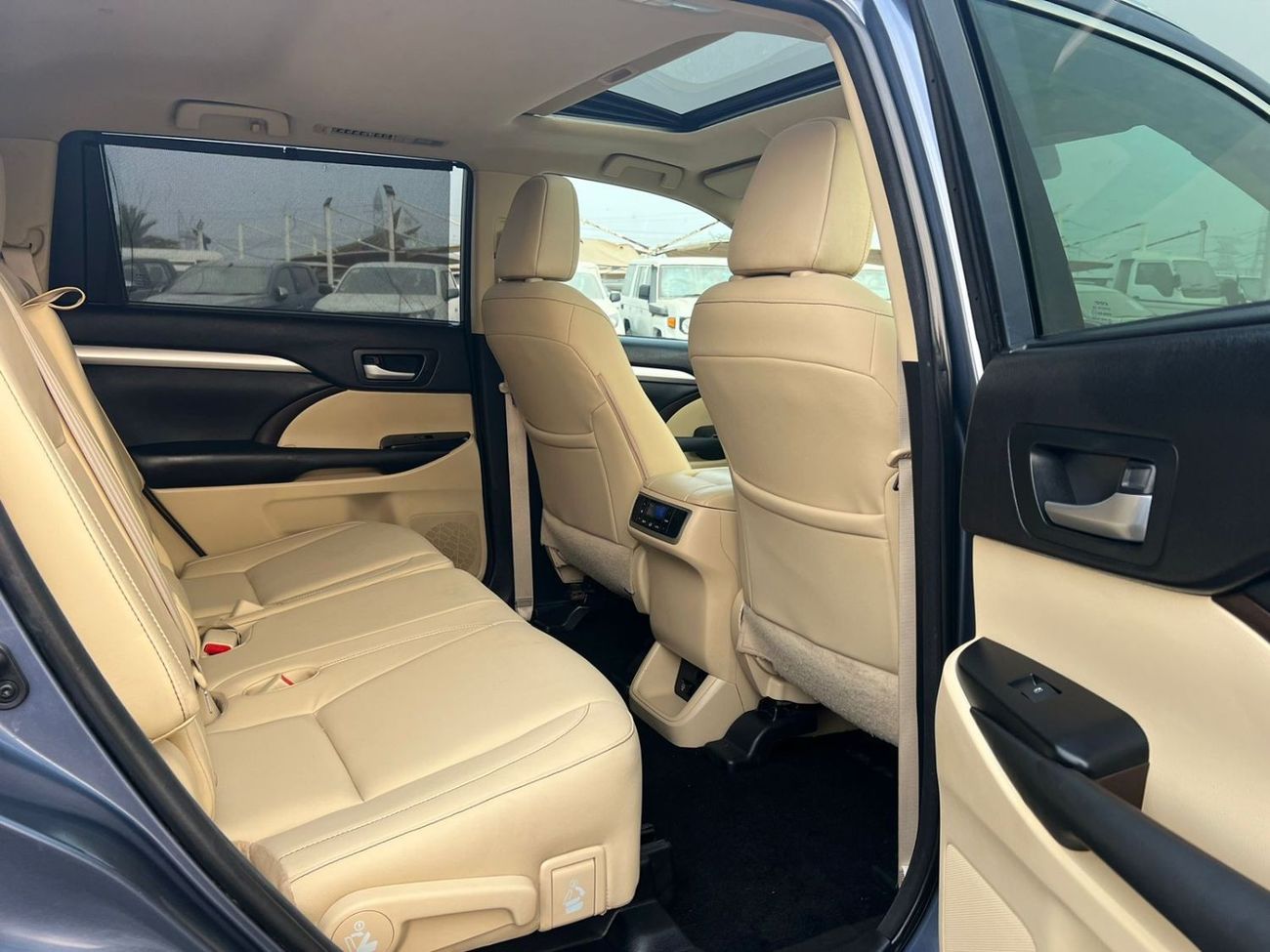 تويوتا هايلاندر 2015 TOYOTA HIGHLANDER XLE - 4x4 - 63500 mileage- SUNROOF 7 SEATER ELECTRIC SEATS -LEATHER SEATS - P