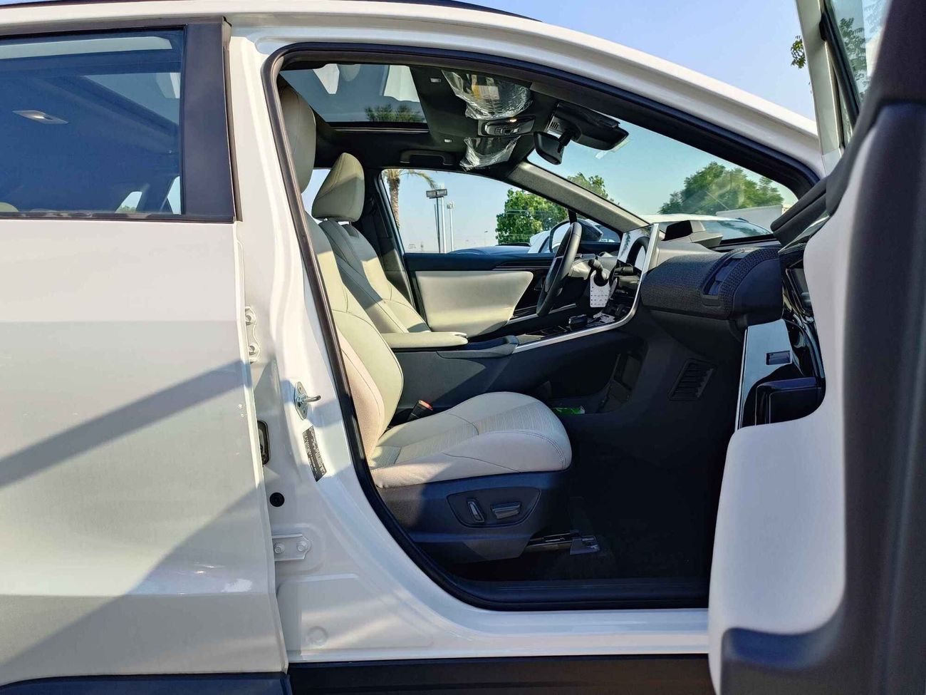 Toyota bZ4X LONG RANGE PRO / SUNROOF / 360* CAMERA / ELECTRIC CAR (CODE #  67940)