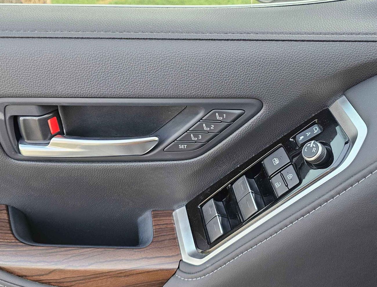 Toyota Land Cruiser LC300 / VXR / 3.3L Diesel / HIGH OPTION (CODE # 68006)