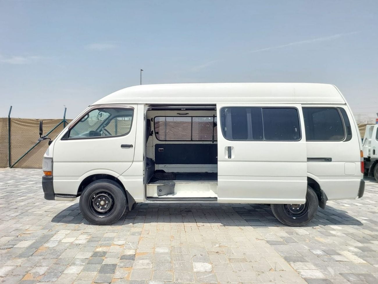 Toyota Hiace TOYOTA HIACE VAN RHD 2000 MODEL 3.0 L DIESEL AUTOMATIC(PM02207)