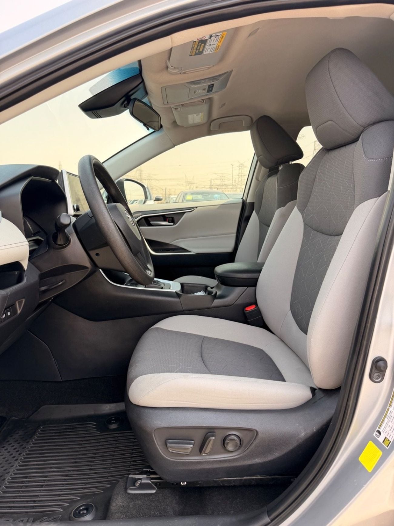 تويوتا راف ٤ XLE 2.5 L push start 2025