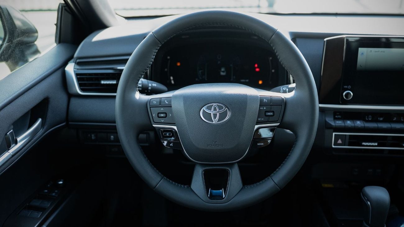 تويوتا كامري LE 2.5L - Black Inside Black