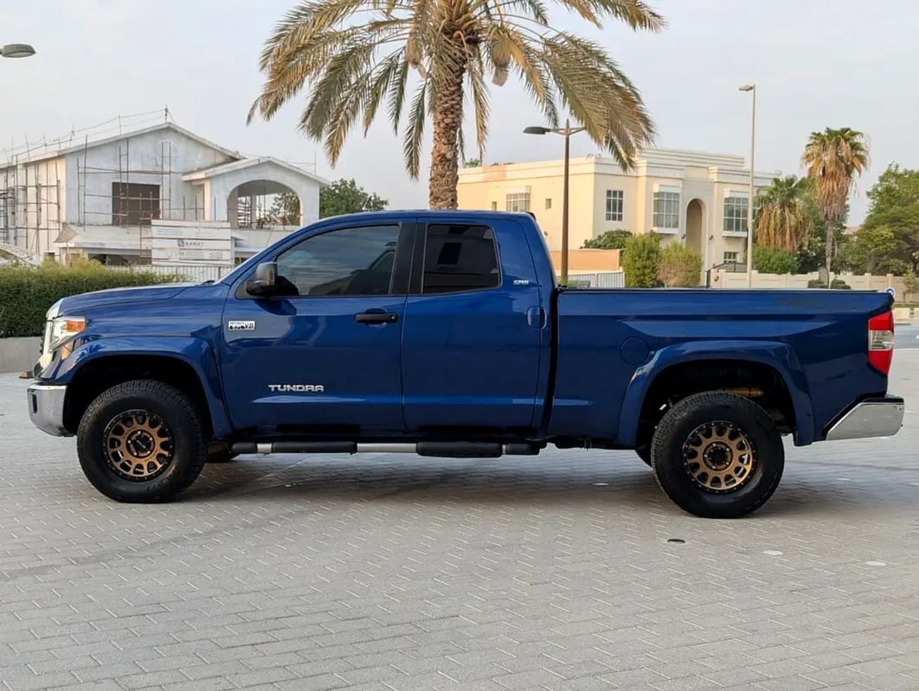 Toyota Tundra STD (NON GCC) 4WD Truck SR5 2014 - American Specs - Excellent Condition