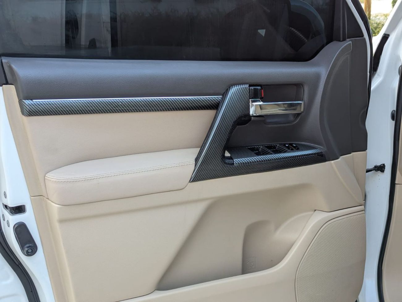 Toyota Land Cruiser Toyota LC200 white LHD