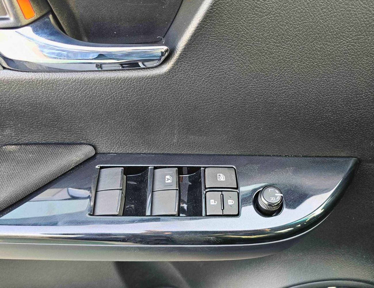 Toyota Hilux SR5 / NARROW BODY / A/T / 2.7L V4 PETROL / DVD+ CAMERA / FULL OPTION (CODE #  HP2F2)