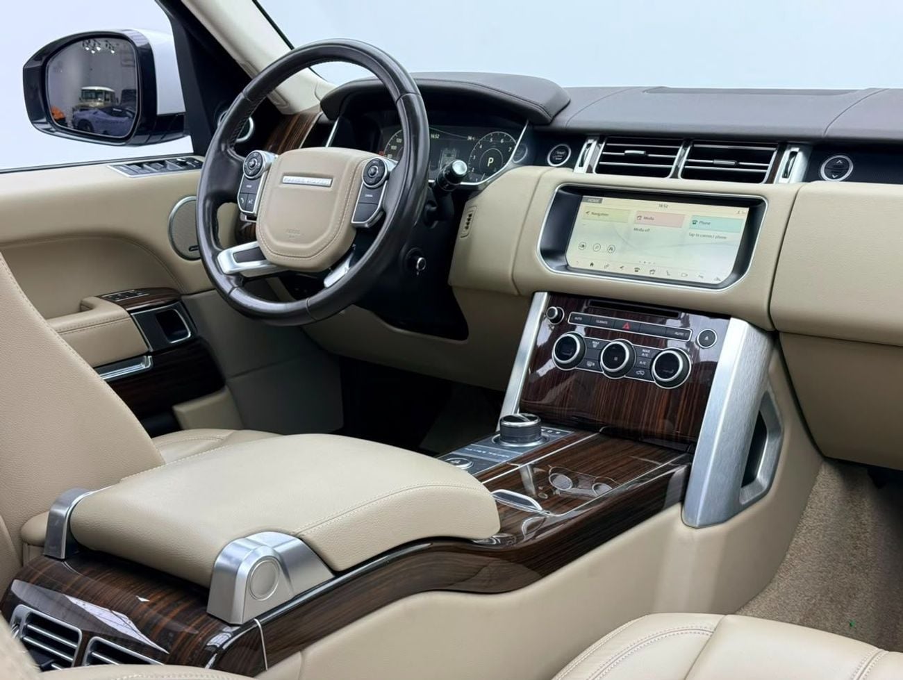 Land Rover Range Rover HSE 2017 Range Rover HSE Supercharged, Full Range Rover Service History, Fully Loaded, GCC