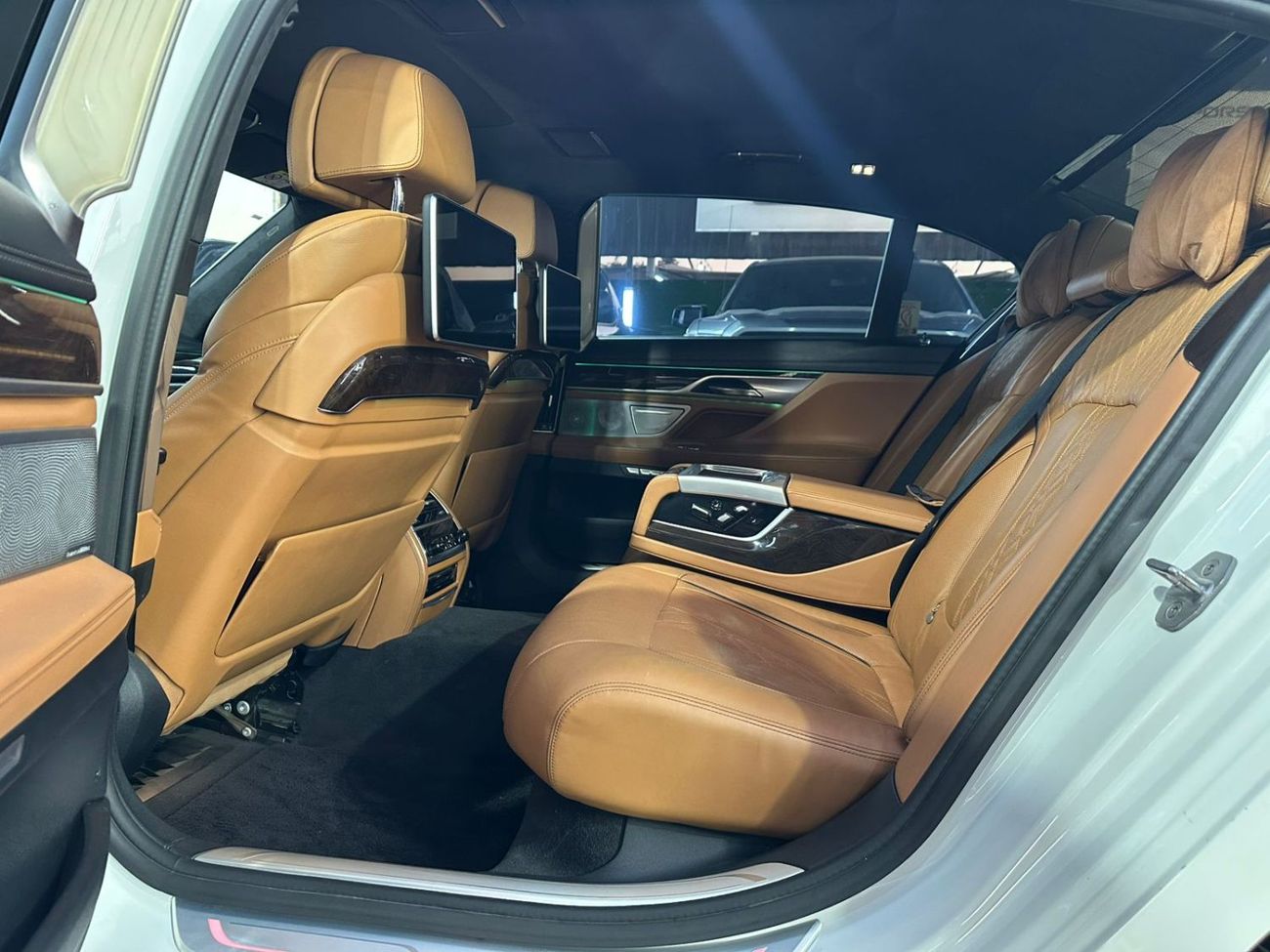 بي أم دبليو 750Li Luxury 4.4L (443 HP)