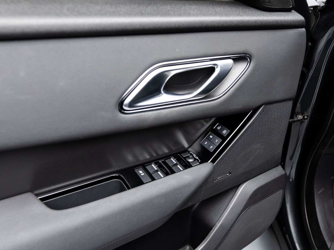 لاند روفر رينج روفر فيلار Dynamic SE P250 2.0L2025 Range Rover Velar Dynamic SE P250, 2.0L 4cyl, 4WD, 247 bhp, 8 Speed Automat