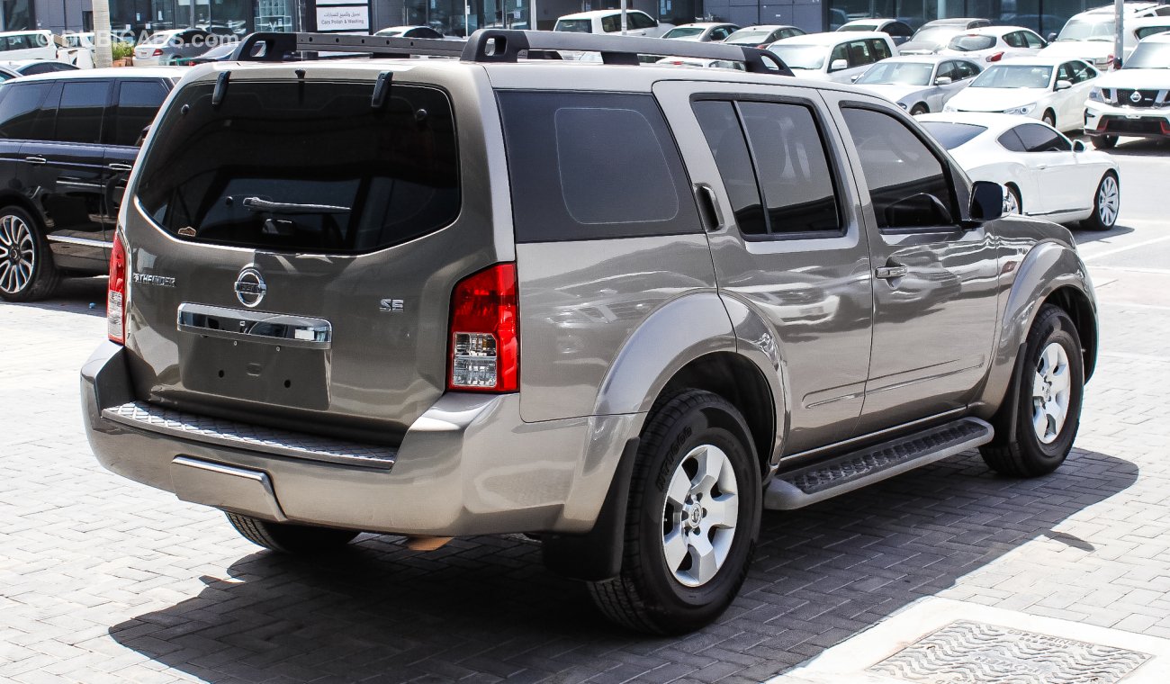 Nissan Pathfinder SE