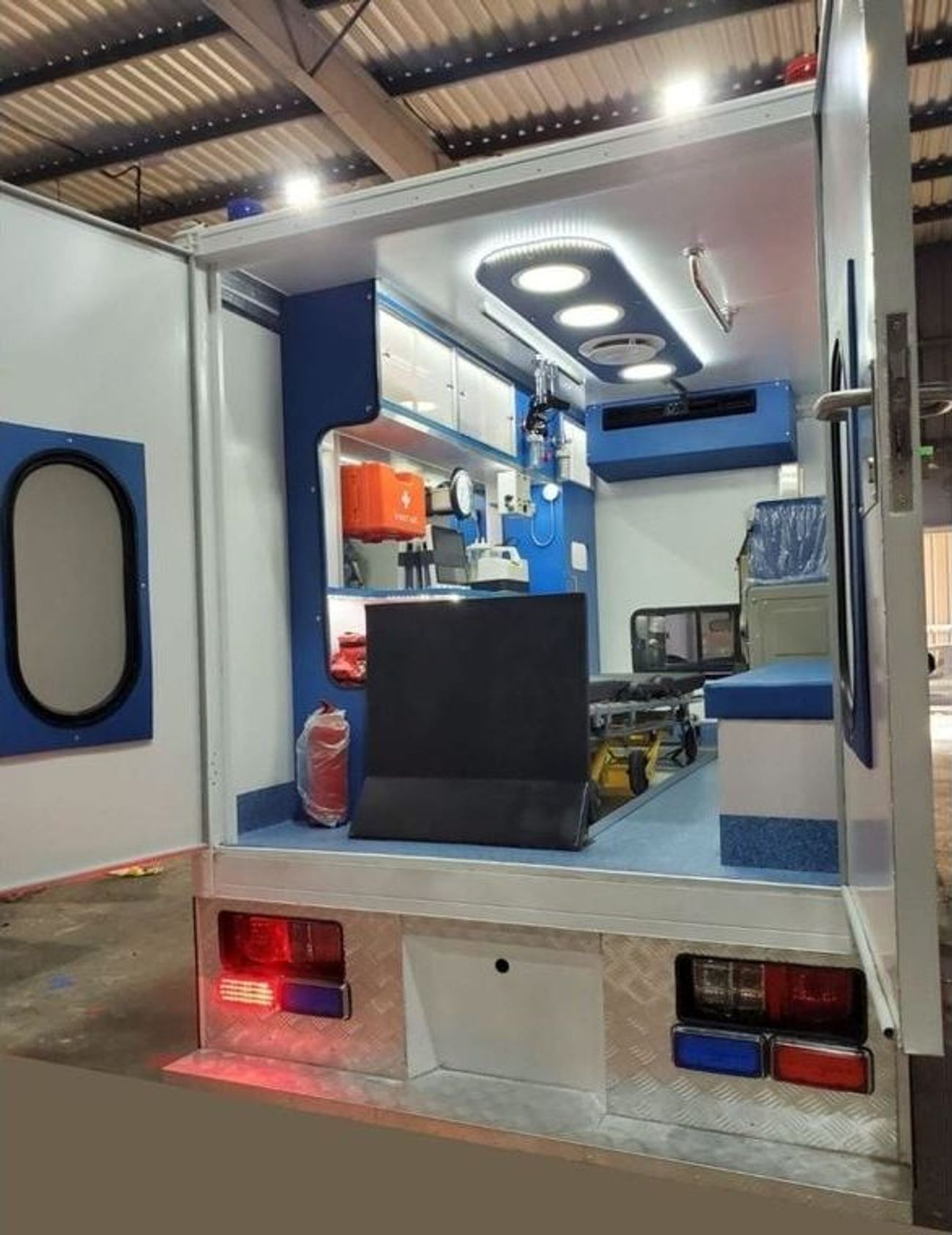 Toyota Land Cruiser 70 2025 Toyota Land Cruiser LC 79 4.0 SC AT Petrol (Ambulance)