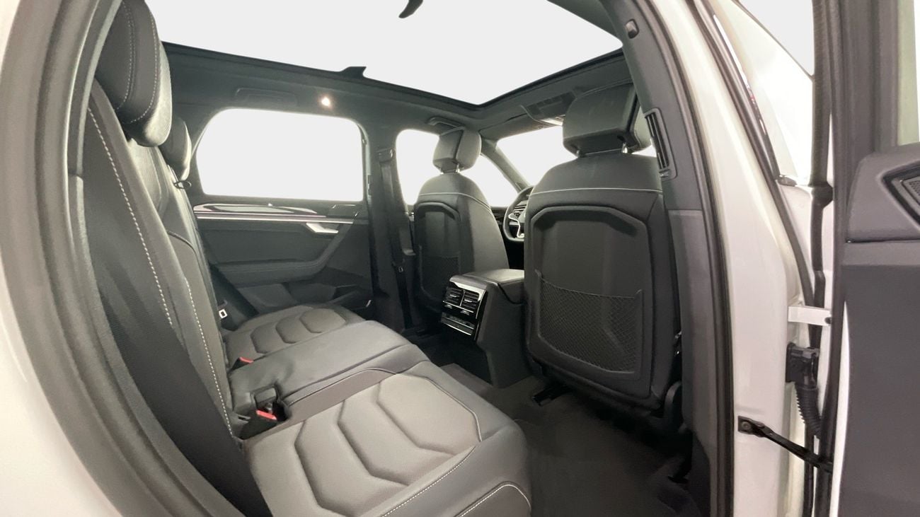 Volkswagen Touareg R-Line 3.0L 4WD R-Line | Guaranteed Warranty | 0 Down Payment