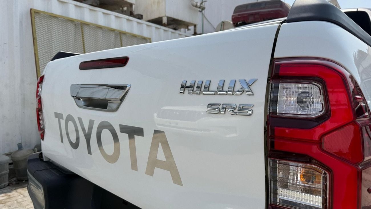 تويوتا هيلوكس SR5