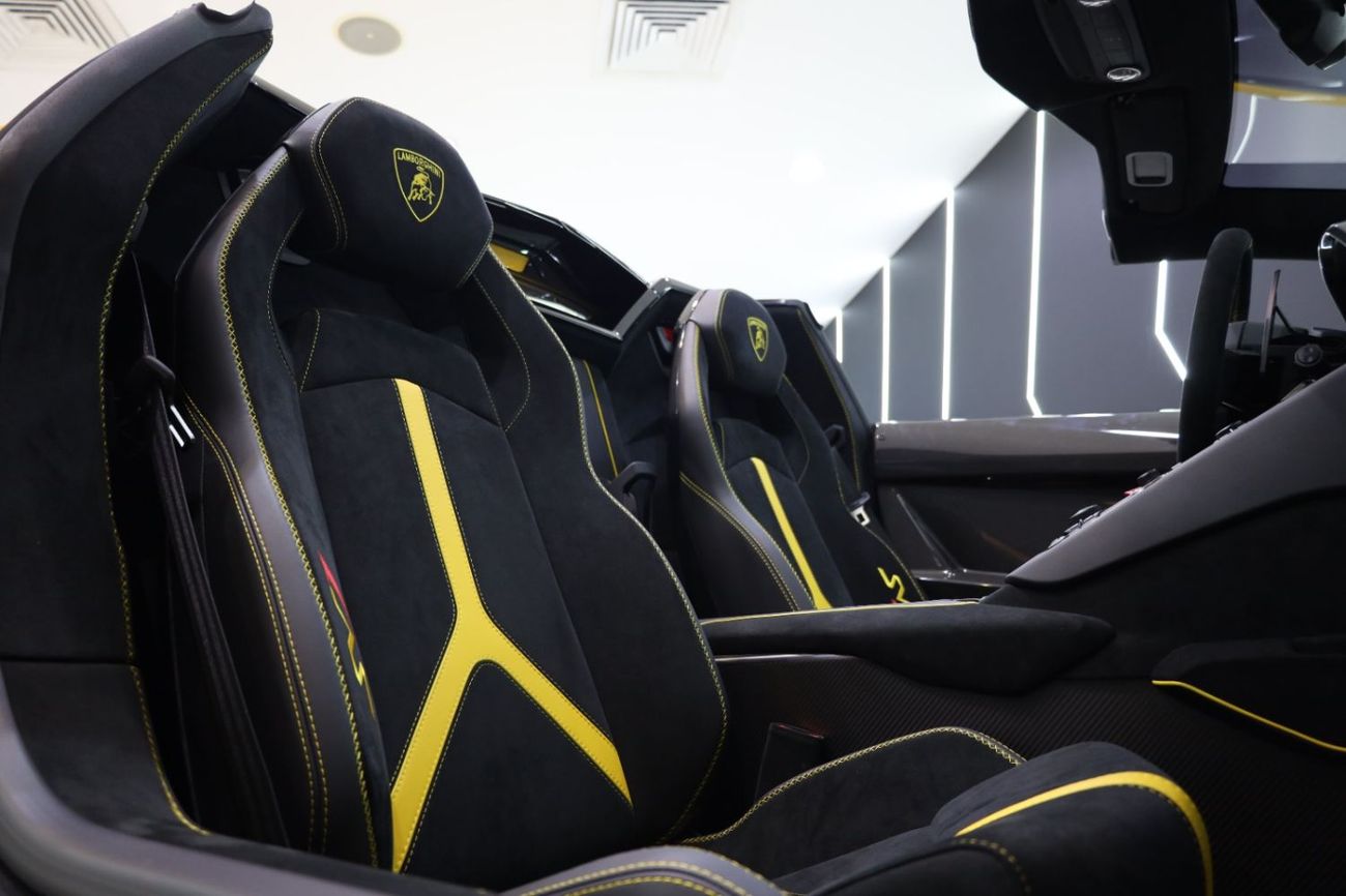 Lamborghini Aventador SVJ 6.5L V12 Roadster, 1 of 800, Carbon Package, Very Low KM!!