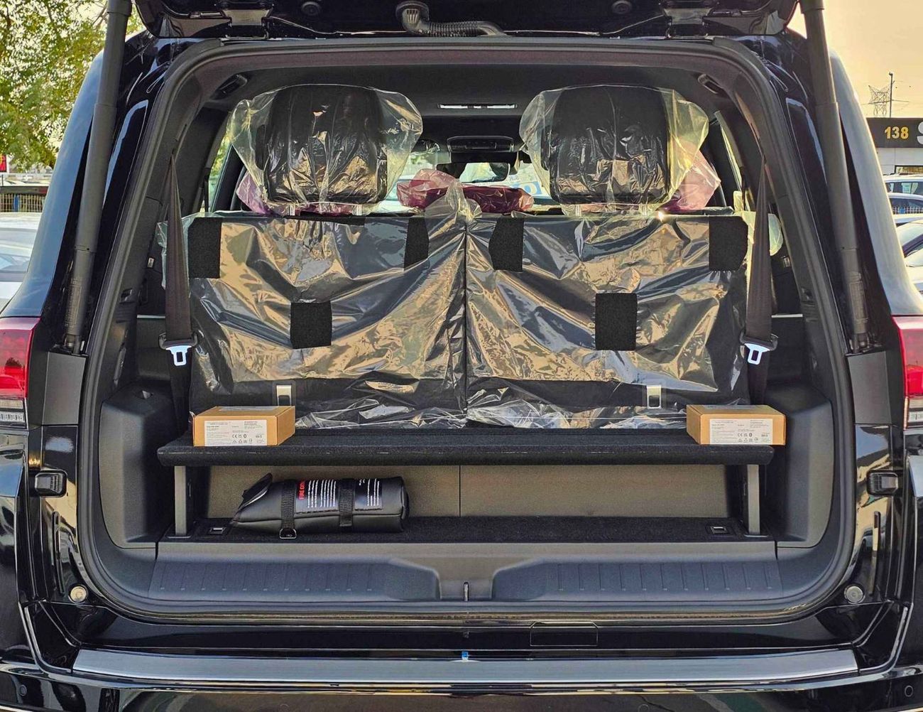 تويوتا لاند كروزر VX HYBRID / 3.5L V6 PETROL / RADAR / BIG DVD / JBL SPKRS / COOL BOX / LETAHER WITH MEMORY SEATS (COD