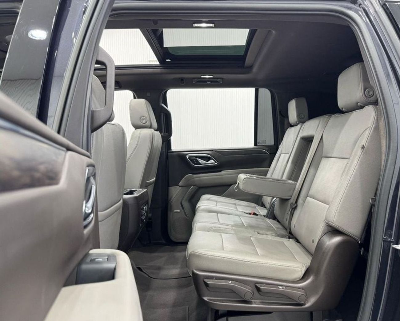 شيفروليه سوبيربان LT 5.3L 4WD 2023 Chevrolet Suburban LT, Nov 2025 Chevrolet Warranty, Low Kms, 8 Seater, GCC