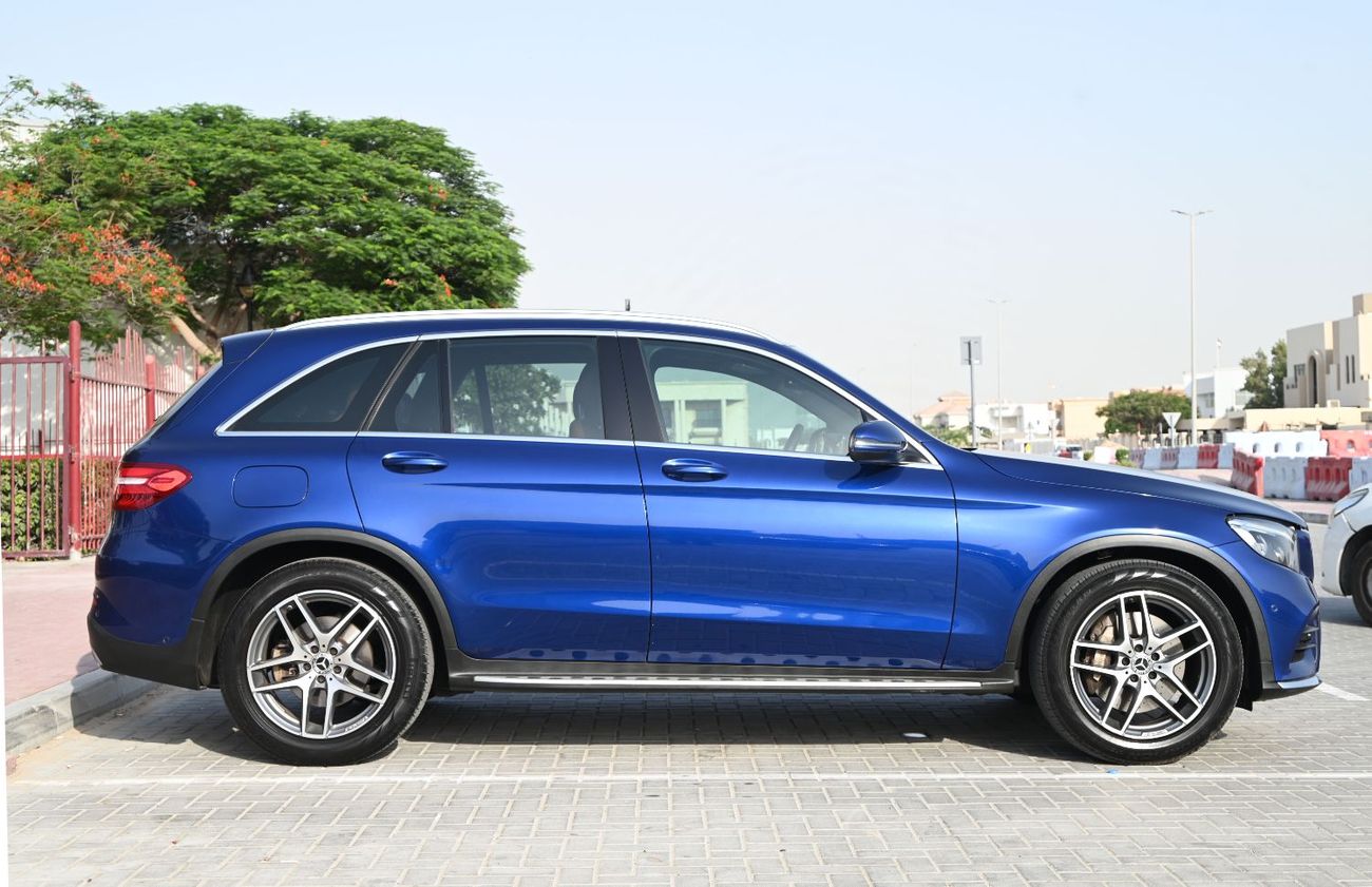 Mercedes-Benz GLC 300 4MATIC 2.0L EMI 1230 AED - GCC - MERCEDES GLC 300 4MATIC - ORIGINAL PAINT - WELL MAINTAINE