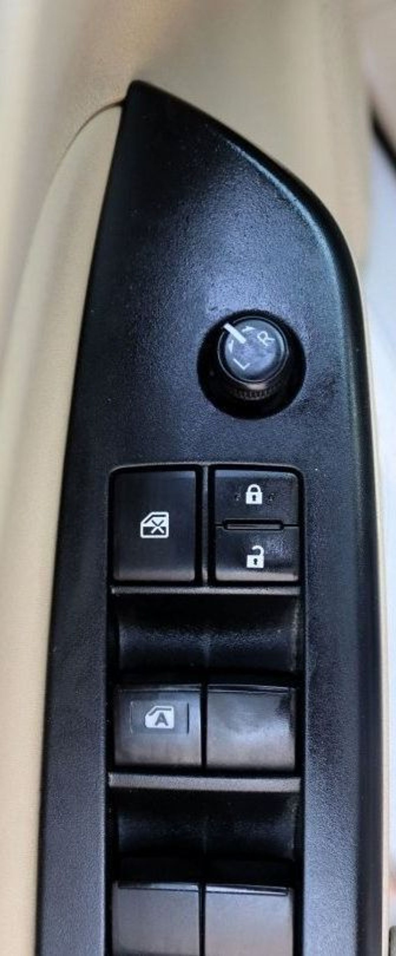 تويوتا يارس SE خالية من الحوادث - خليجي - صبغة وكالة - مكينة 1500 سي سي - السيارة بحالة الوكالة من الداخل والخار