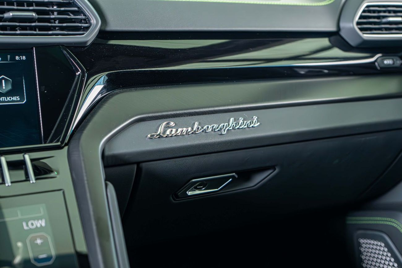 Lamborghini Urus S 4.0T V8 Special Color-23 Inch High Gloss Black Rims-Black Exhaust Tail Pipes