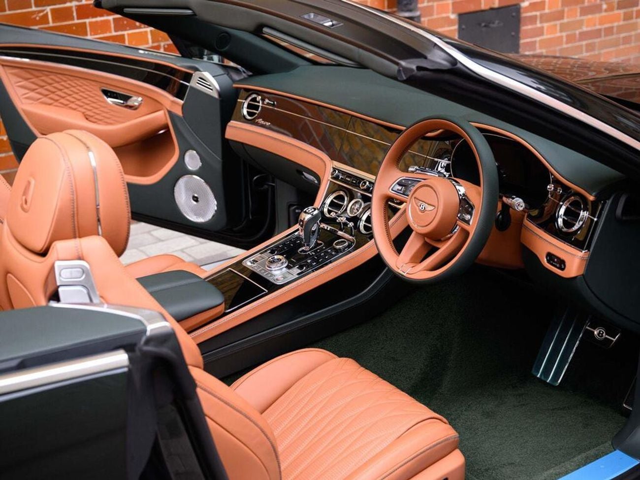 بنتلي كونتيننتال 4.0 V8 High-Performance 25.9kWh GTC Azure Auto 4WD Euro 6 (s/s) 2dr (EXPORT ONLY) Right hand drive