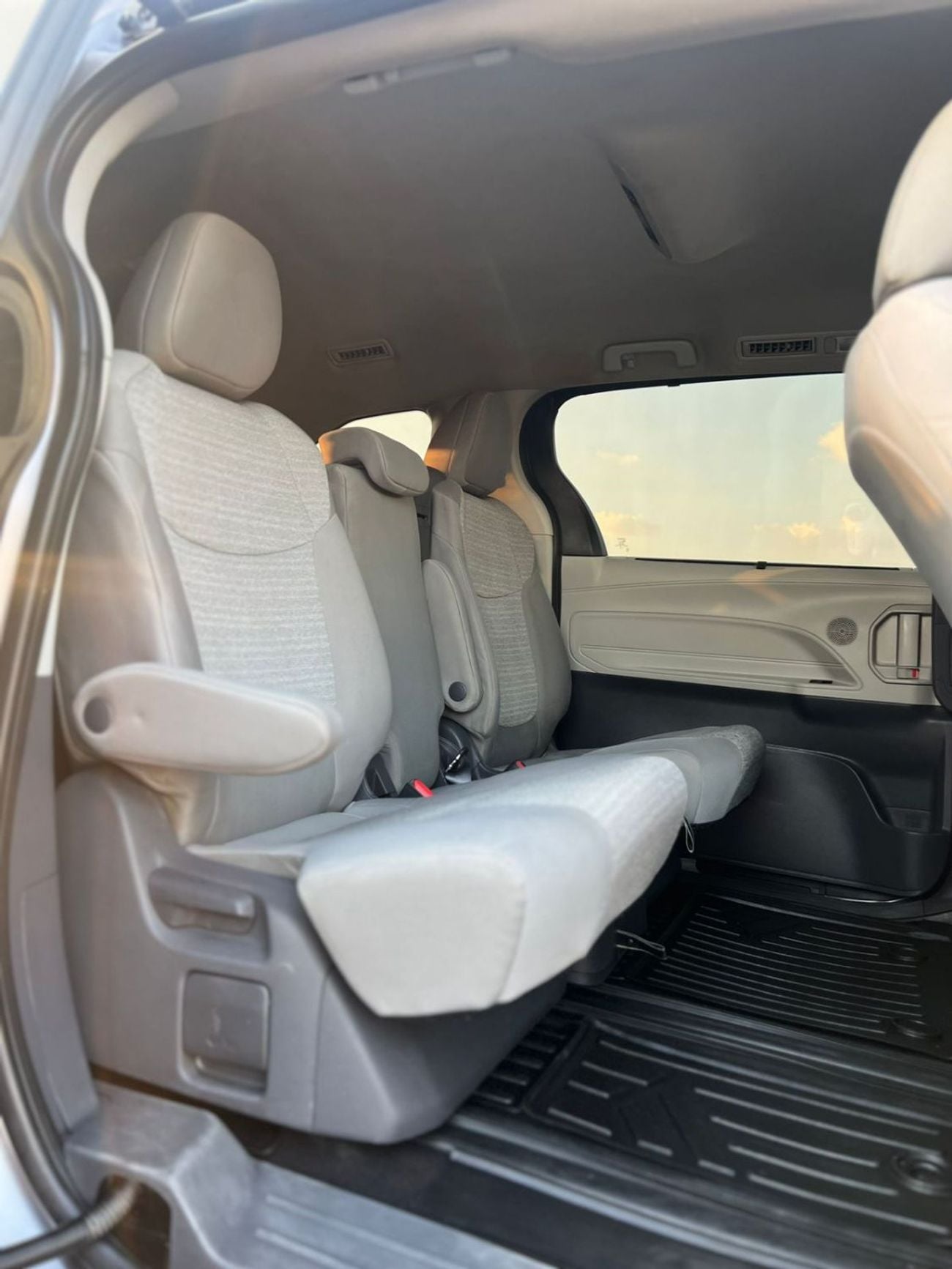 Toyota Sienna LE (NON GCC) 2021 Toyota Sienna Hybrid 2.5L V4 - 7 Seater Doors Full Auto With Radar -
