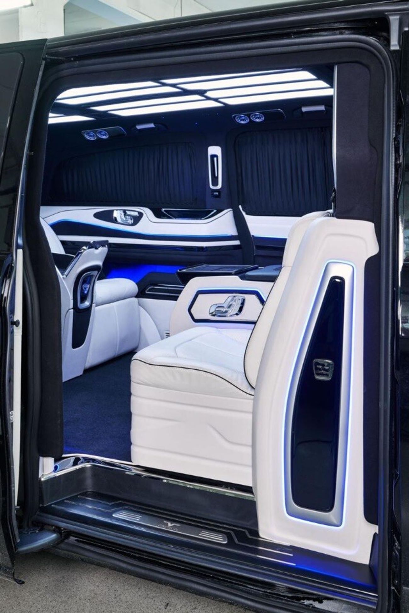 Mercedes-Benz V 250 B6 LEVEL ARMORED VVIP MERCEDES V250 GCC with VB Air Suspension - 2 Years Warranty by VLINE Design