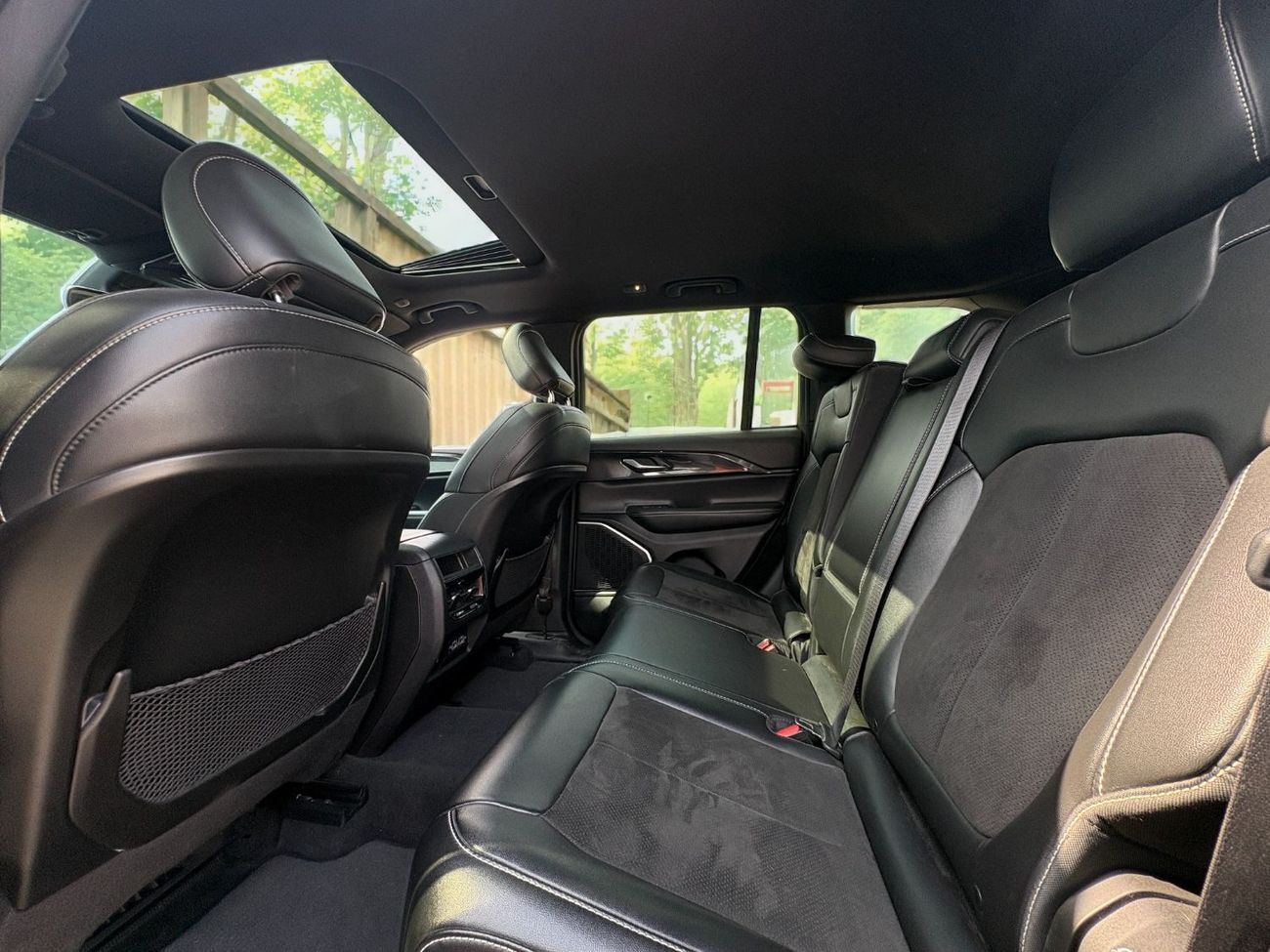 جيب جراند شيروكي Altitude 3.6L 2022 | GCC SPECS | AED 2,580 PER MONTH | Agency Warranty & Valid Service Contract.