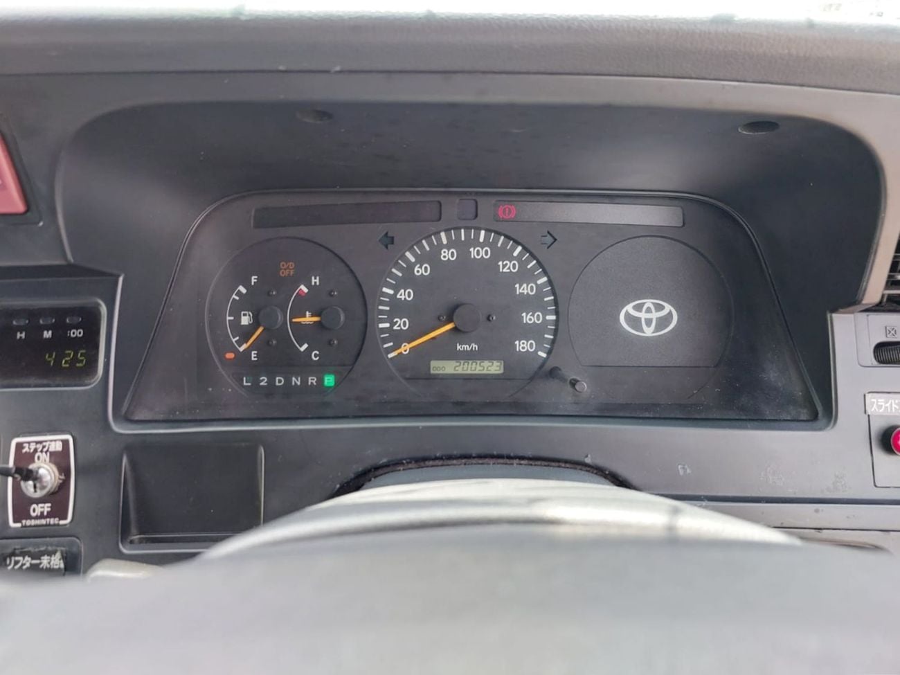 Toyota Hiace TOYOTA HIACE COMMUTER VAN RHD 2001 MODEL 3.0 L DIESEL AUTOMATIC(PM02185)