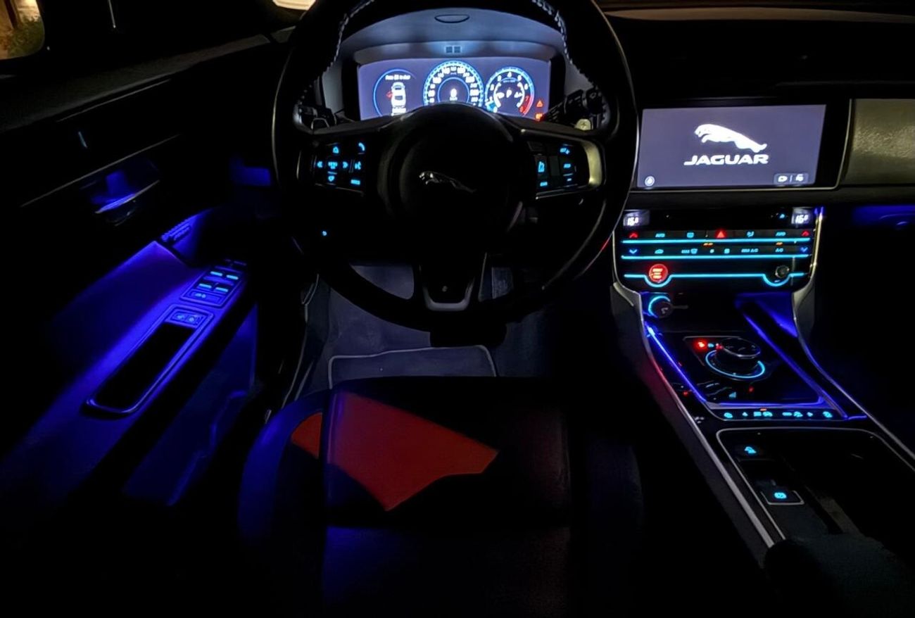 Jaguar XF R-Sport 2.0L Sedan