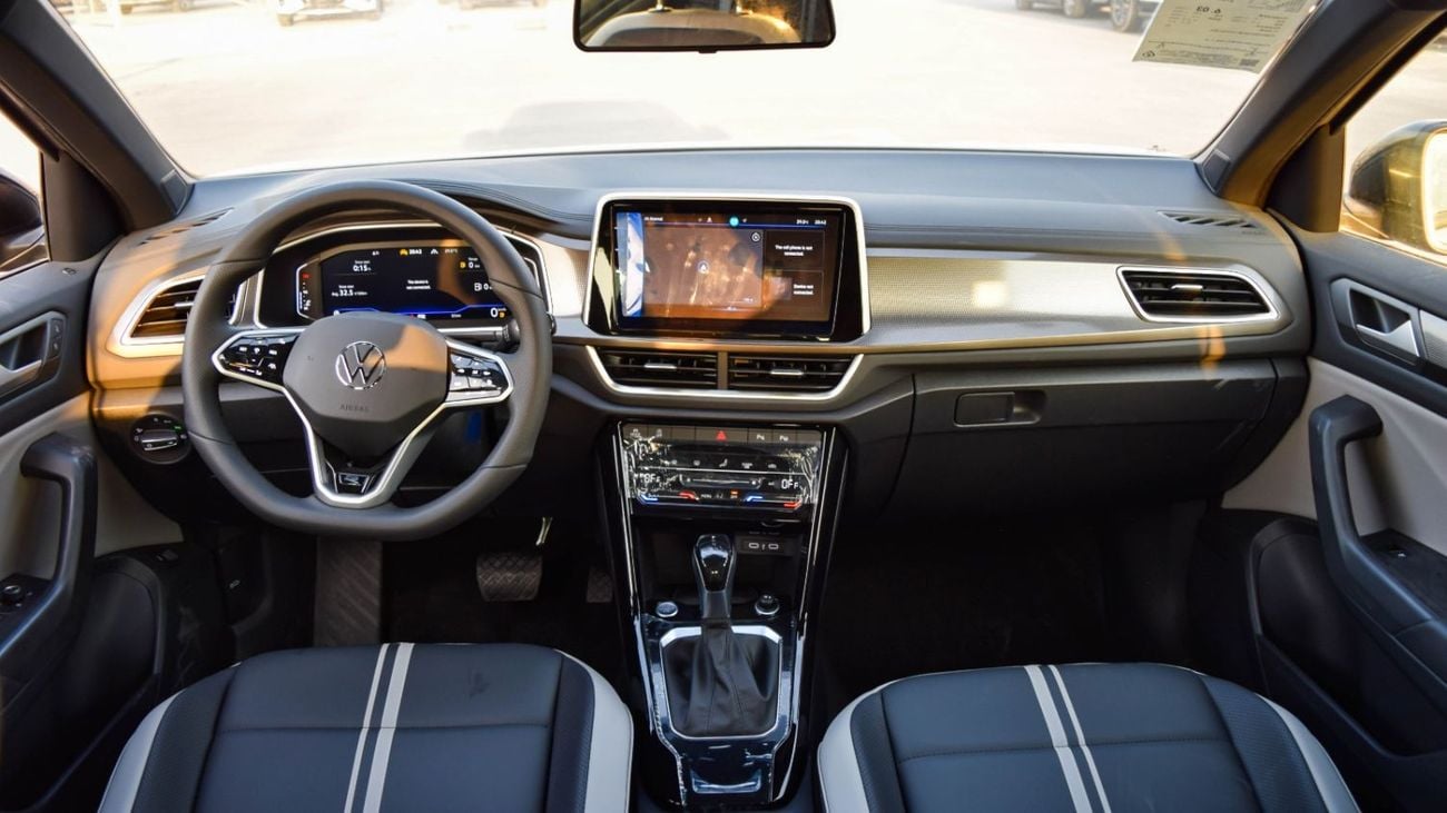 Volkswagen T ROC 1.4L TSI R-Line 1.5L 300 TSI R-Line Stralight Black Edition full option