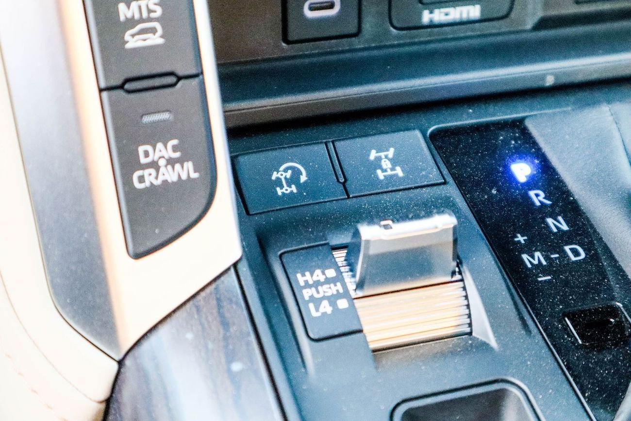 تويوتا لاند كروزر 2025 Toyota Land Cruiser GXR 3.5L (Full Option, Gray Color)