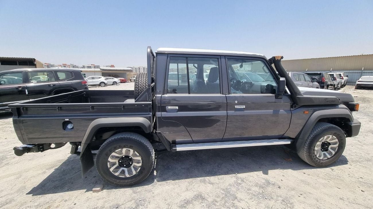 Toyota Land Cruiser Pick Up 4.0L V6 . 24-valve DOHC . VVT-i . DOHC. 16V . 5 Seater . 4 Door . Automatic . Four Wheel Drive