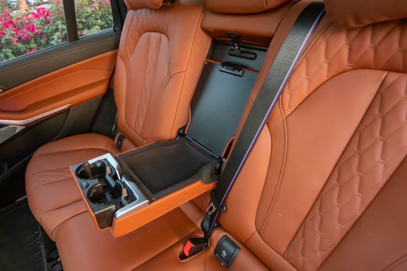 بي أم دبليو X7 xDriveM60i (6 Seats)