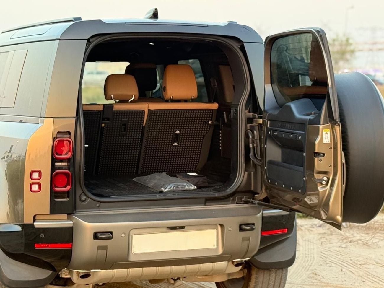 Land Rover Defender P400 110 X-Dynamic HSE 3.0L (5 Seater)