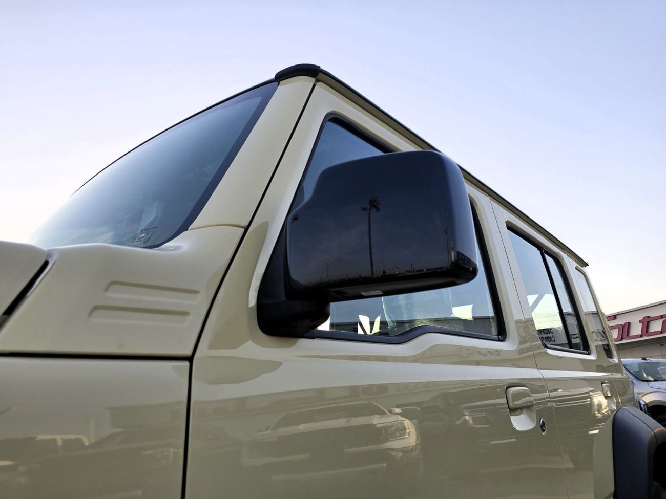 سوزوكي جيمني SUZUKI Jimny GLX 1.5L AT SUV 4WD 5Doors beige color with black roof gcc 2026 model