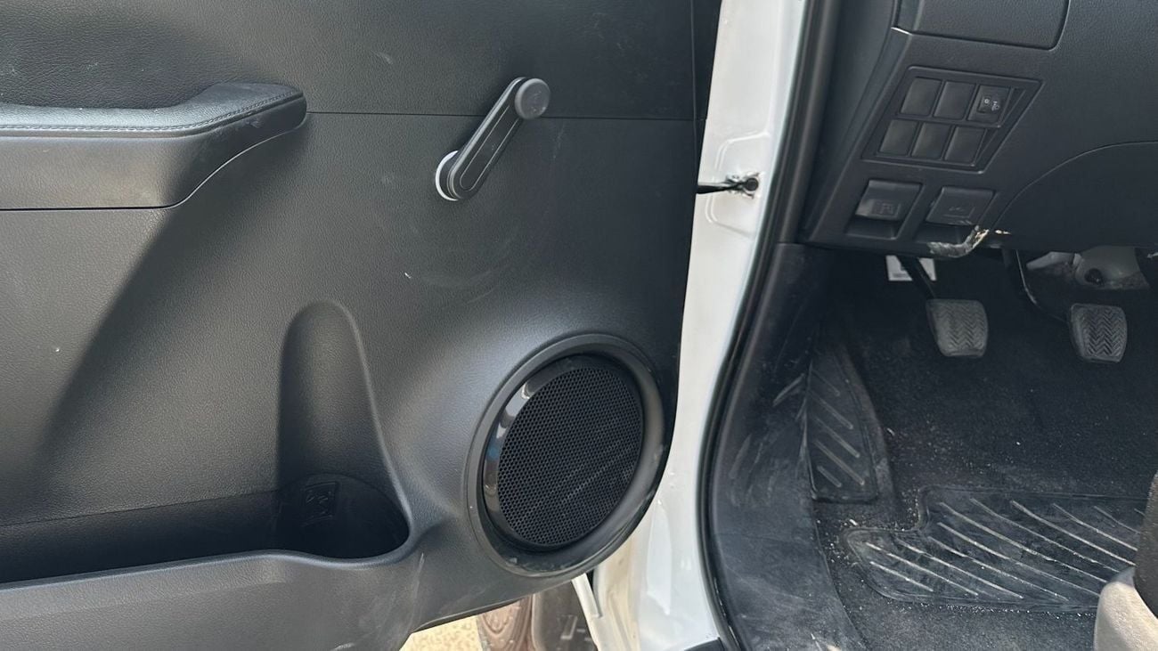 Toyota Hilux 2.4L Diesel 4x4 | Chrome bumper | Manual