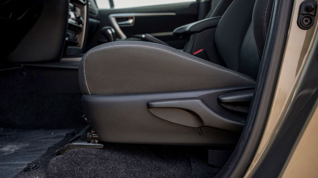 Toyota Fortuner TOYOTA FORTUNER 2.4 DIESEL AT MID OPTION