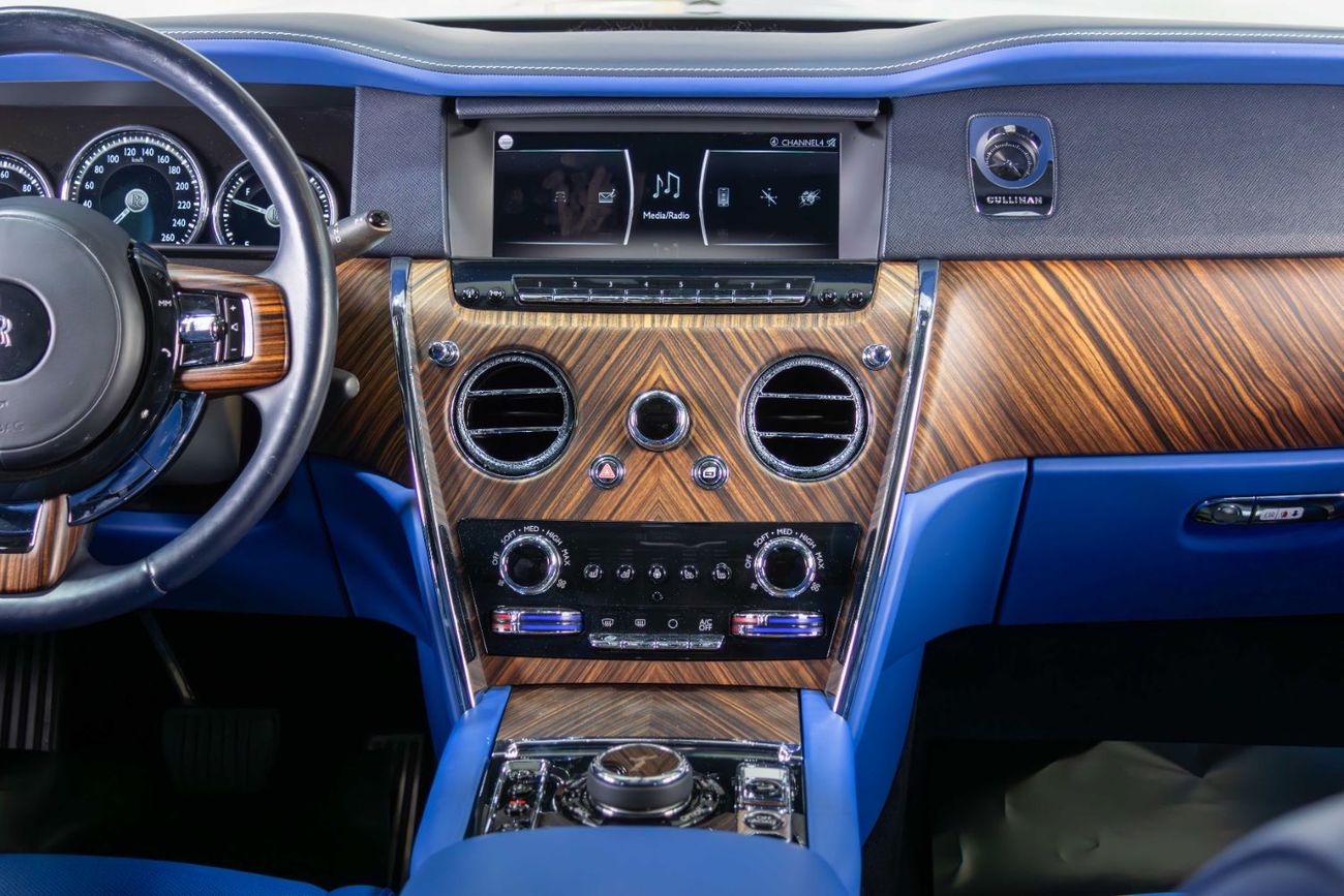 Rolls-Royce Cullinan GCC-VIP Seats-Cobalt Blue Interior-24 Inch Mansory Rims-Blue Calipers