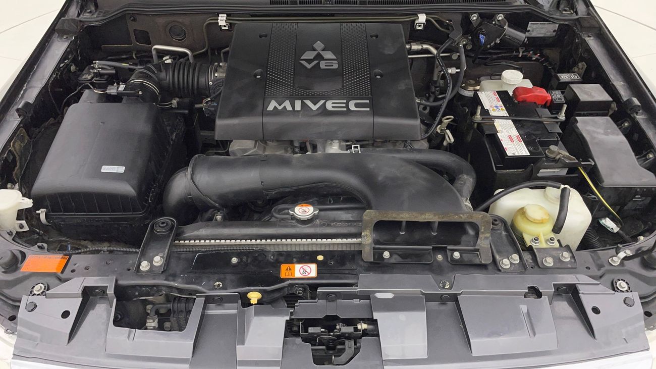 ميتسوبيشي باجيرو GLS MID 3.8 | بدون دفعة مقدمة | اختبار القيادة في المنزل