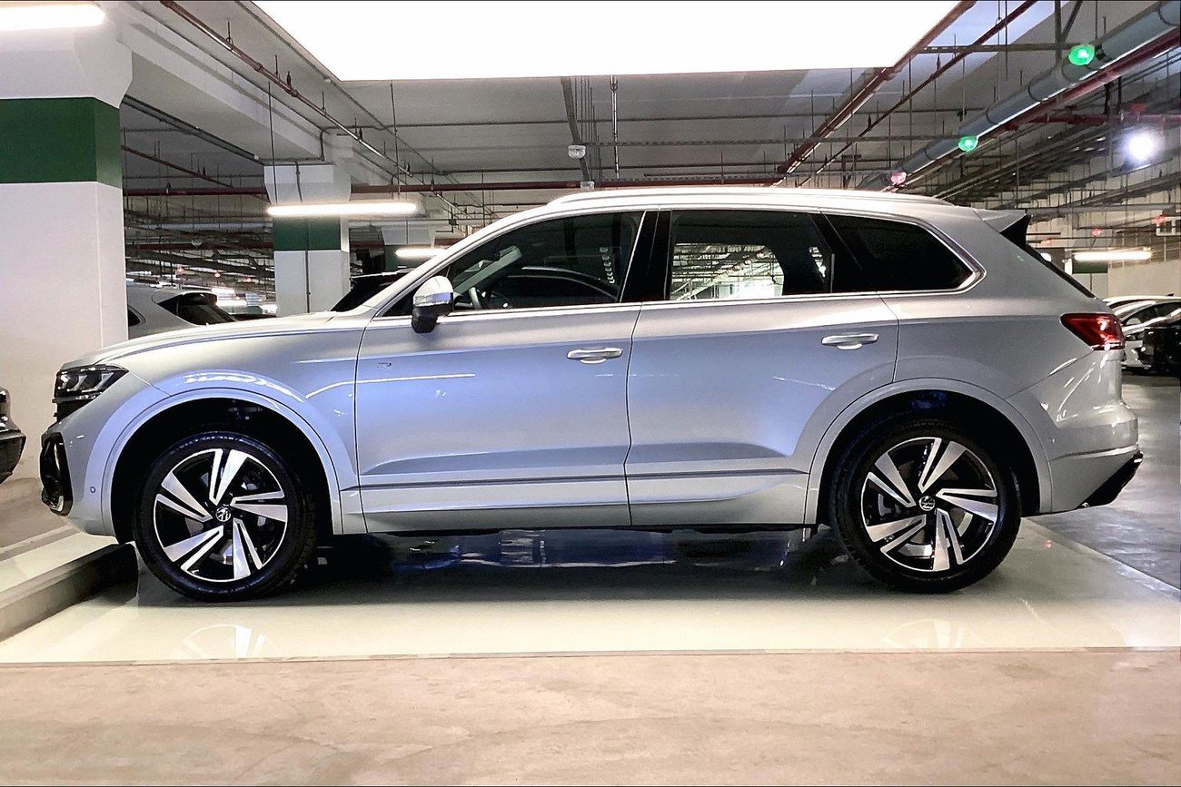 Volkswagen Touareg R-Line | National Day Celebration | Guaranteed Warranty | 0 Down Payment