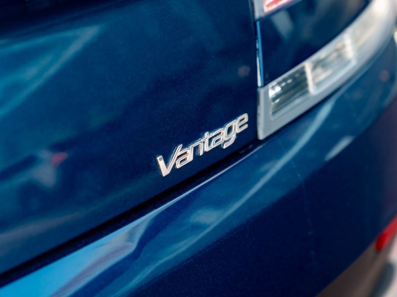 أستون مارتن فانتيج V8 4.7L